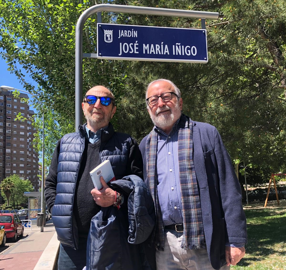 Andrés Aberasturi y José Ramón Pardo en los jardín de Íñigo
